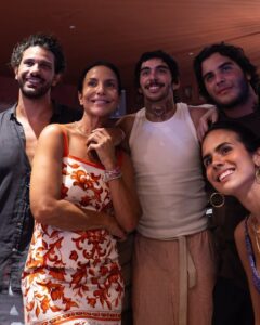 Ivete Sangalo curte balada na França com namorado e filho