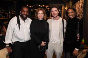 Iza apoia namorado João Vitor Silva em sessão especial do filme ‘Antártida’