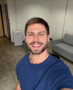 Jonas Sulzbach sofre fratura no esqui e cria memorial de férias inesquecíveis!
