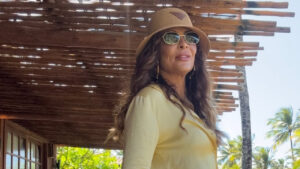 Juliana Paes exibe corpa impecável na Bahia e se despede da família