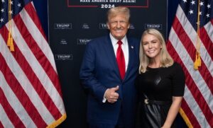 Karoline Leavitt Deixa Posto de Porta-Voz de Trump, Mas Segue na Equipe