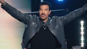 Lionel Richie Internado em UTI aos 77 Anos Após Show nos EUA
