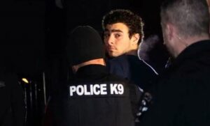 Luigi Mangione confessa e trava julgamento bombado por morte de CEO em NY