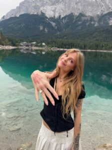 Luísa Sonza é pedida em casamento! Cantora anuncia noivado na Alemanha