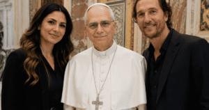 Matthew McConaughey e esposa brasileira recebidos pelo Papa no Vaticano