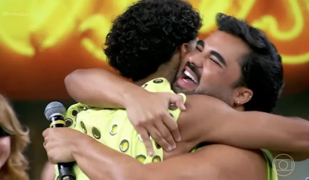 MC Livinho e Lucas Guedez fazem as pazes ao vivo no palco do Domingão