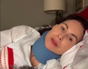 Minnie Driver sofre acidente de carro na França e aparece com pescoço imobilizado