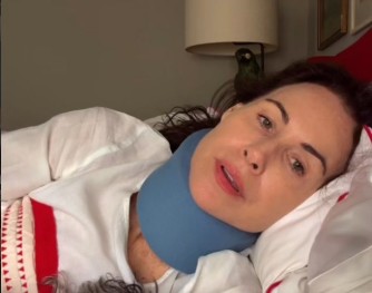 Minnie Driver sofre acidente de carro na França e aparece com pescoço imobilizado
