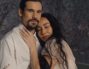 Nicolas Prattes relembra pedido de casamento a Sabrina Sato em Paris: “Estava desesperado”