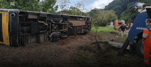 Tragédia em Petrópolis: Ônibus tomba e deixa 8 mortos