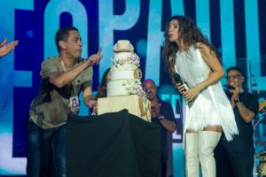 Paula Fernandes ganha festa surpresa com bolo de 4 andares durante show em Barretos