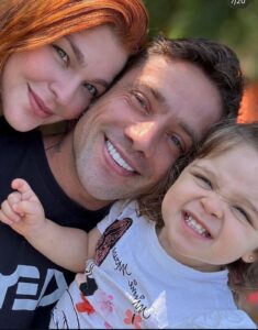 Ex de Rafael Cardoso compartilha momento emocionante do ator com a filha pós-reabilitação