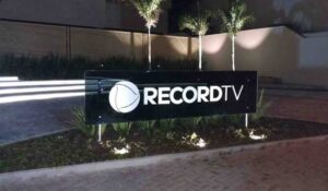 Cenário do Jornal da Record PEGA FOGO ao vivo e apresentador faz ação heroica!