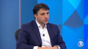 Renan Santos faz pedido emocionante ao vivo: “Continue na Globo”
