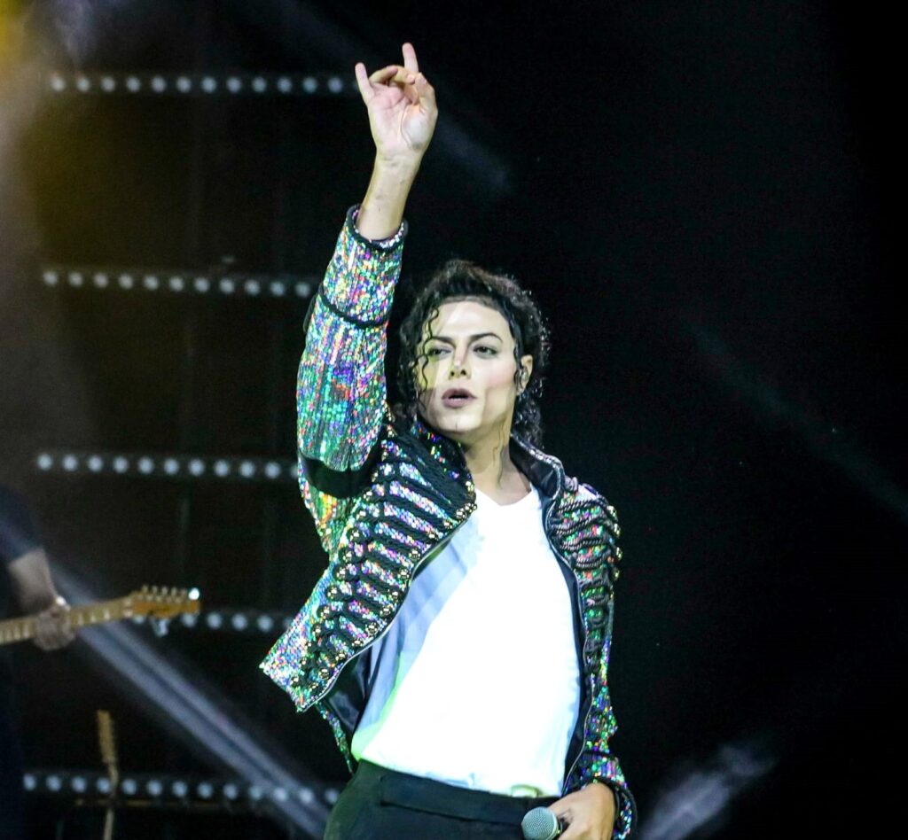 Rodrigo Teaser, cover brasileiro de Michael Jackson, conhece filhos do Rei do Pop em festa nos EUA
