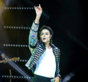 Rodrigo Teaser, cover brasileiro de Michael Jackson, conhece filhos do Rei do Pop em festa nos EUA