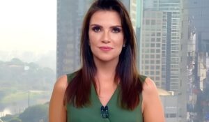 Sabina Simonato leva puxão de orelhas da mãe ao vivo na TV Globo