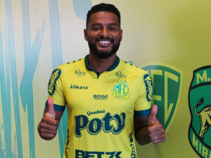 Reinaldo do Mirassol revoltado: torcedor do Santos cuspiu nele durante jogo!
