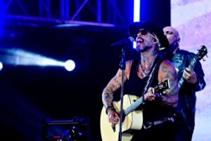 Tico Santa Cruz faz show maluco no João Rock após pedalar 30 km e choca com transformação física