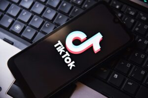 TikTok Leva Multa Pesada de R$ 153,7 Milhões por Não Proteger Crianças