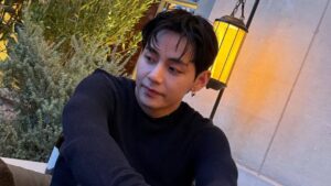 V do BTS Surpreende Fãs ao Revelar Problema de Audição