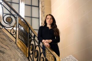 Quem Ama Cuida: Adriana vira sócia de joalheria e descobre que Heitor está VIVO!