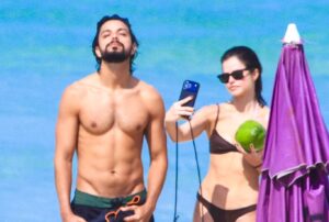 Agatha Moreira curte dia de sol com Rodrigo Simas no Rio e aproveita para selfies