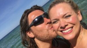 Cantora Amanda Somerville diagnosticada com tumor cerebral maligno: ‘Devastados’