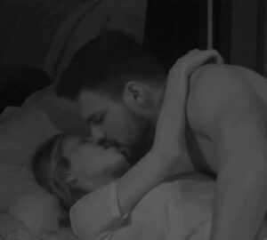 A Fazenda 18: Ana Bruna e Renê Thristan trocam beijos quentes e formam 1º casal do reality