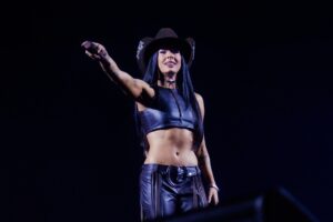 Ana Castela esbanja sensualidade com barriga de fora em show do rodeio de Jaguariúna