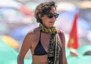 Andrea Beltrão aproveita praia carioca durante recuperação cirúrgica