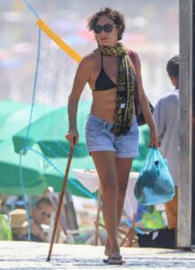 Andrea Beltrão aproveita dia lindo na praia do Rio com muleta