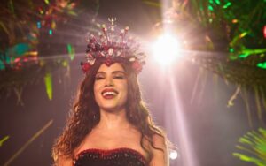 Anitta é coroada rainha de bateria da Acadêmicos do Grande Rio