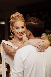 Apoline nega fake news do noivado e abre o jogo sobre seu casamento