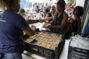 Pobreza na Argentina sobe para 32,3% com governo Milei; aumento assusta
