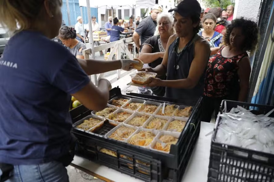 Pobreza na Argentina sobe para 32,3% com governo Milei; aumento assusta
