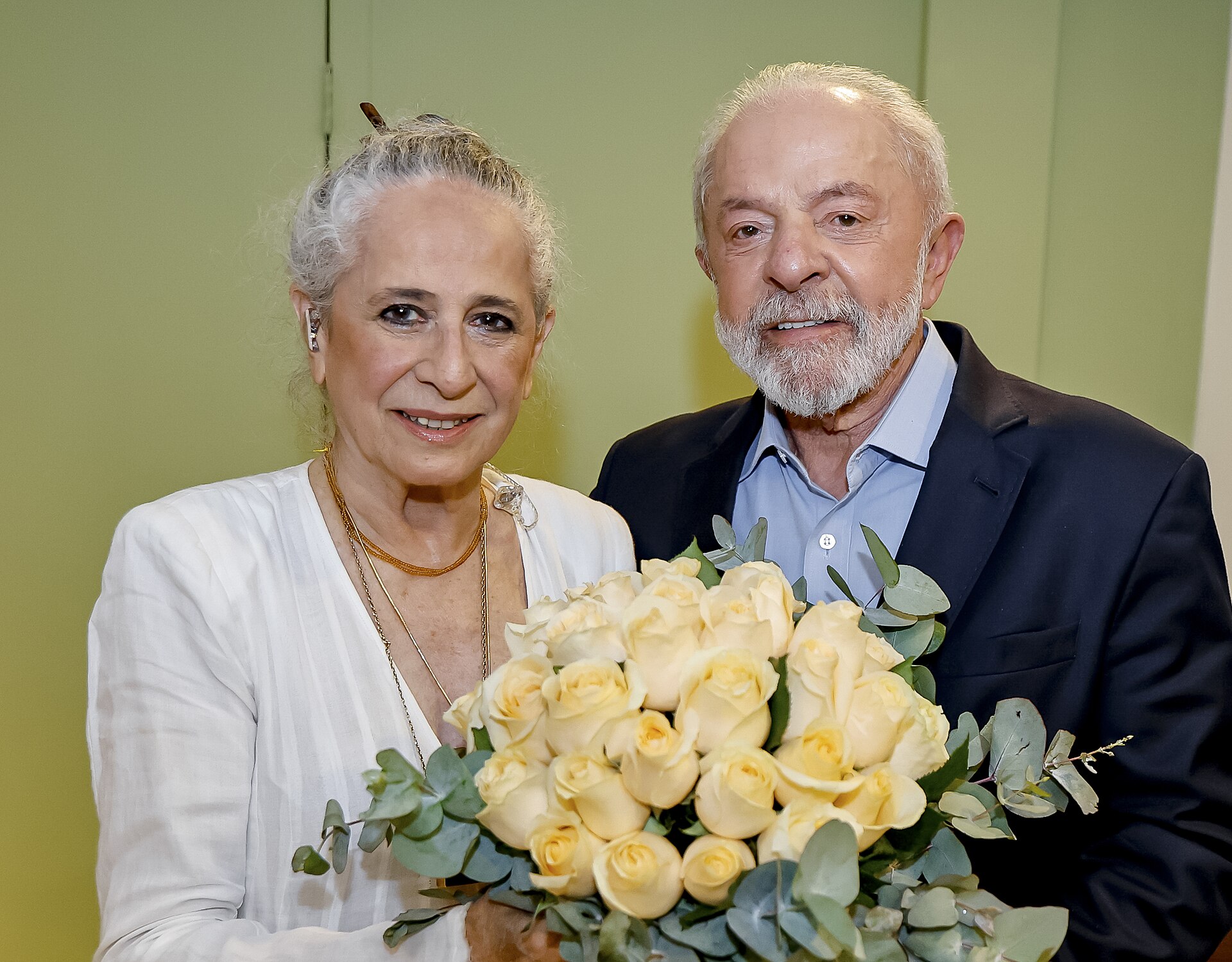 Lula entrega buquê de rosas a Maria Bethânia nos bastidores de show em São Paulo