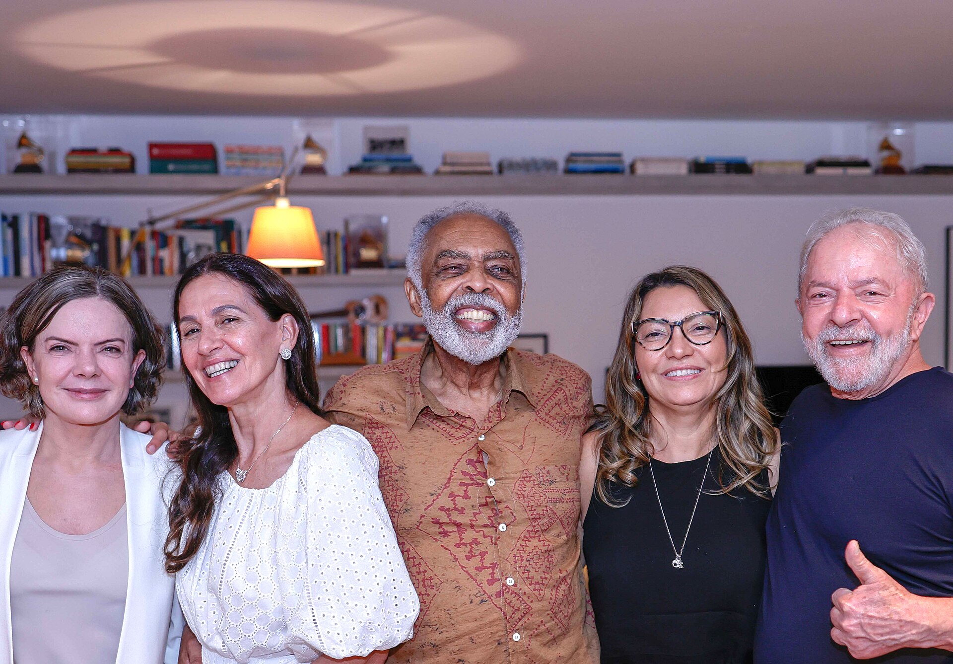 Gilberto Gil abraçado a Lula, Janja, Flora Gil e Gleisi Hoffmann