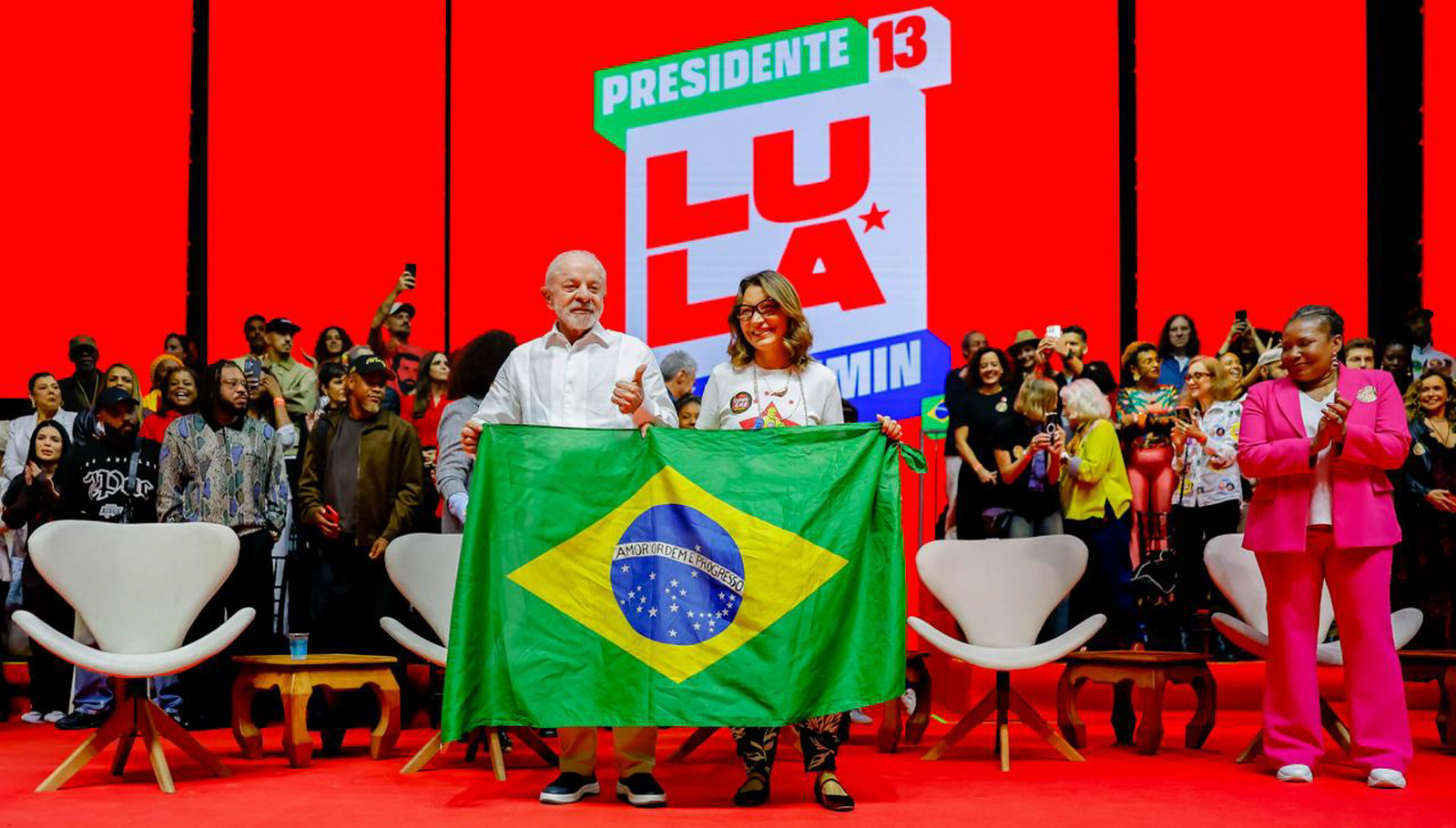 Lula no palco da Fundição Progresso ao lado de Janja e de dezenas de artistas durante o ato Cultura com Lula
