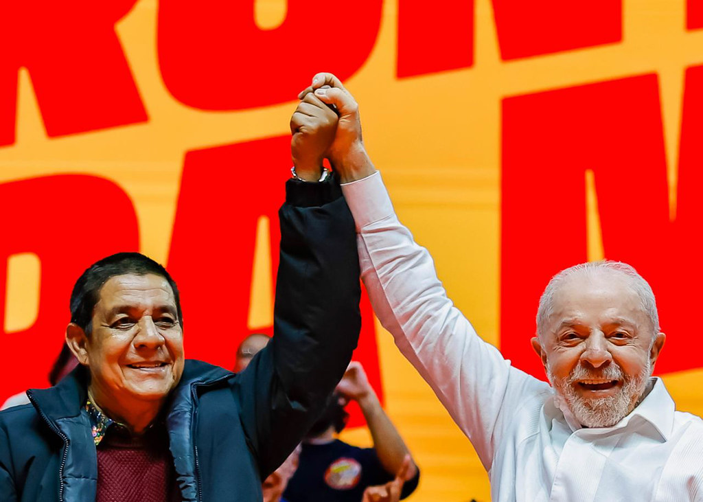 Lula ergue o braço de Zeca Pagodinho no palco