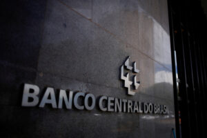 Banco Central vende 50 mil swaps e rola US$ 2,5 bilhões em operação cambial
