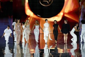 Bella Campos e Becky Armstrong brilham juntas em desfile de gala em Paris