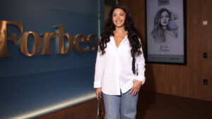 Bella Campos Visita Forbes e Celebra Grande Conquista