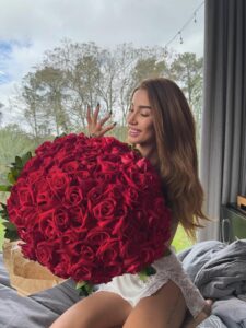 Bianca Andrade anuncia noivado com foto do anel: ‘Eu disse sim’