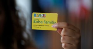 Bolsa Família recebe reajuste milionário dias antes das eleições