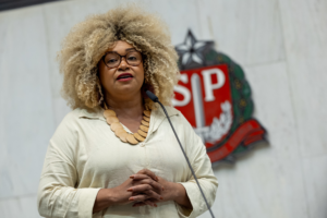 Bolsonarista ameaça candidata do PSOL com arma de choque na Avenida Paulista, em São Paulo