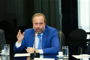 Brasil avança em acordo bilionário para produzir terras raras em Minas Gerais