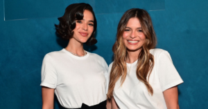 Bruna Marquezine e irmã Luana ensinam que camiseta branca é pure elegância
