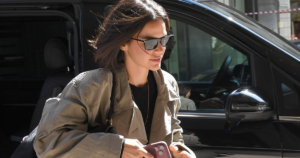 Bruna Marquezine aposta em look luxuoso em Milão com mocassim de R$ 7,2 mil