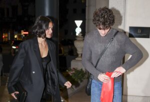 Bruna Marquezine e Shawn Mendes trocam carinhos em Milão na Fashion Week